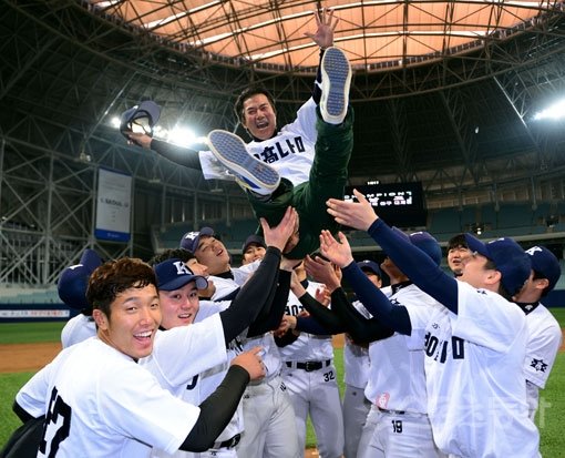 경남고 선수들이 8일 고척스카이돔에서 열린 천안북일고와의 결승에서 4-2 역전승을 거둔 뒤 정기조 감독(위)을 헹가래치고 있다. 고척｜김진환 기자 kwangshin00@donga.com
