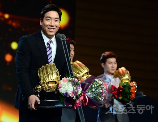 8일 오후 서울 양재동 TheK호텔에서 ‘2015 골근글러브 시상식’이 열렸다. 두산 김현수가 골든글러브 외야수 부문을 수상한 뒤 소감을 밝히고 있다. 김민성 기자 marineboy@donga.com