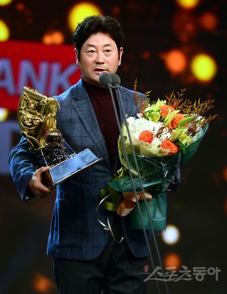 8일 오후 서울 양재동 TheK호텔에서 ‘2015 골근글러브 시상식’이 열렸다. 삼성 김용국 코치가 나바로를 대신해 골든글러브 2루수 부문을 수상한 뒤 소감을 밝히고 있다. 김민성 기자 marineboy@donga.com