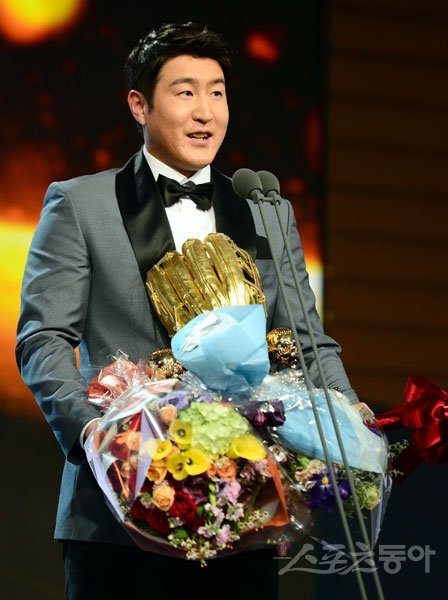 8일 오후 서울 양재동 TheK호텔에서 ‘2015 골든글러브 시상식’이 열렸다. kt 유한준이 골든글러브 외야수 부문을 수상한 뒤 소감을 밝히고 있다. 김민성 기자 marineboy@donga.com