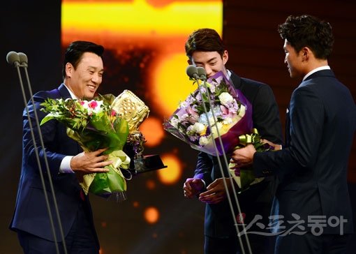 프로야구의 전설이 또 하나의 금자탑을 쌓았다. 삼성 이승엽(왼쪽)은 8일 서울 서초구 더 케이 호텔에서 열린 ‘2015 타이어뱅크
 KBO 골든글러브’ 시상식에서 지명타자 부문 골든글러브를 차지하면서 자신이 보유 중이던 역대 최다 9회 수상을 뛰어넘어 사상 첫
 두 자릿수 수상의 신기원을 열었다. 김민성 기자 marineboy@donga.com