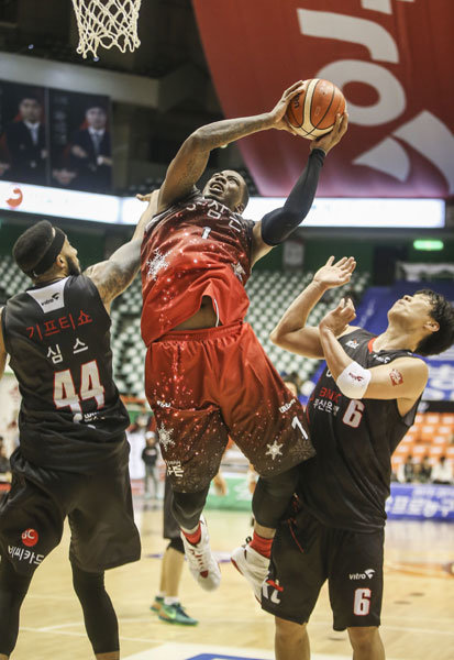 KGC 찰스 로드가 8일 사직체육관에서 열린 kt와의 원정경기 도중 코트니 심스의 수비를 뚫고 골밑슛을 시도하고 있다. 로드는 22점·6리바운드로 팀 승리에 앞장섰다. 사진제공｜KBL