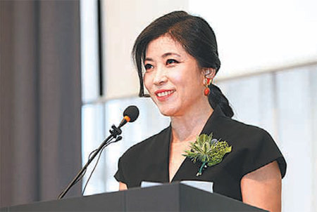 8일 서울 영등포구 여의대로 전경련회관에서 열린 기업설명회에서 홍콩 DMG그룹의 우빙 대표가 초록뱀미디어와의 협력에 대해 설명하고 있다. 초록뱀미디어 제공