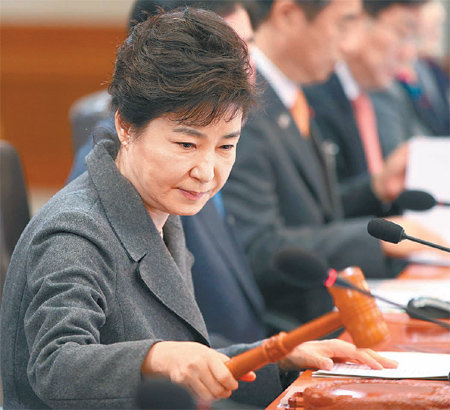 한달새 네번째 국회 질타



박근혜 대통령이 8일 청와대에서 국무회의를 주재하면서 개회를 알리는 의사봉을 두드리고 있다. 박 대통령은 올해 정기국회 폐회가 하루 앞으로 다가오자 여야가 합의처리키로 한 경제활성화법안 등이 통과되지 못하고 있는 상황에 대해 강하게 질타했다. 청와대사진기자단