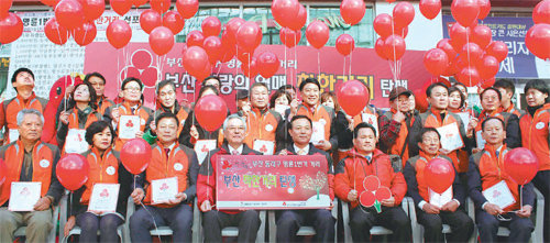 사회복지공동모금회가 인증하는 ‘착한거리’로 지정된 부산 동래구 명륜1번가 상인들이 8일 열린 선포식 행사에서 기념 사진을 찍고 있다. 부산사회복지공동모금회 제공