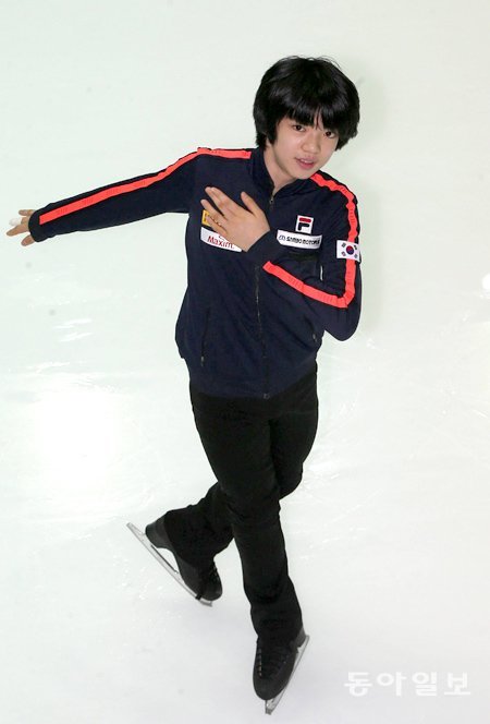 피겨 남자 유망주 차준환이 8일 서울 태릉빙상장에서 열린 대표팀 상비군훈련에서 자신의 프로그램을 소화하고 있다. 최근 실력이 급성장한 차준환은 2018년 평창 겨울올림픽 메달 유망주로 꼽힌다. 박영대 기자 sannae@donga.com