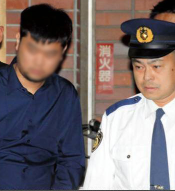 9일 오후 한국인 전모 씨(왼쪽)가 일본 도쿄의 한 경찰서에서 경시청 공안부로 이송되고 있다. 아사히신문 제공