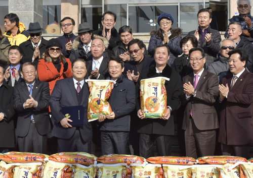 지난해 12월 새에덴교회가 경기도시각장애인협회에 사랑의 쌀 1250포대를 기증하는 행사를 열고 있다.