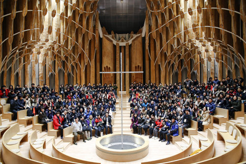 올해 초 밀알복지재단 전 직원이 참석한 영성수련회. 직원들은 이 모임에서 사회 약자들에 대한 봉사와 기독교 정신 등에 대해 이야기를 나눴다. 밀알복지재단 제공