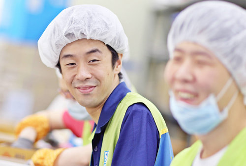 굿윌스토어 밀알송파점에서 일하고 있는 장애인 근로자 임보혁 씨.