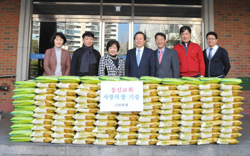 전북 전주동신교회 교인들은 11월 셋째 주 추수감사절을 맞아 10kg 기준 500여 가마의 쌀을 기부했다. 전주동신교회 제공