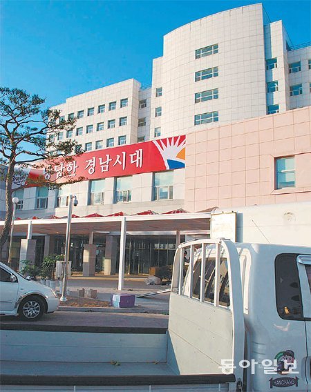 17일 문을 여는 경남도 서부청사. 짐을 나르는 트럭들이 줄을 잇고 있다. 강정훈 기자 manman@donga.com