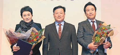 9일 오후 서울 서초구 강남대로 엘타워에서 열린 제 8회 코리아패션대상에서 대통령 표창을 받은 패션디자이너 강기옥 씨(왼쪽)와 김기석 로만손 대표(오른쪽)가 포즈를 취했다. 한국패션협회 제공