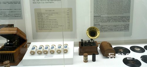 경북 경주시 한국대중음악박물관에 전시된 1896년 조선인 미국 유학생의 소리가 담긴 음반(왼쪽)과 20세기 초 국내에 보급되기 시작한 에디슨 축음기 음반. 경주=임희윤 기자 imi@donga.com