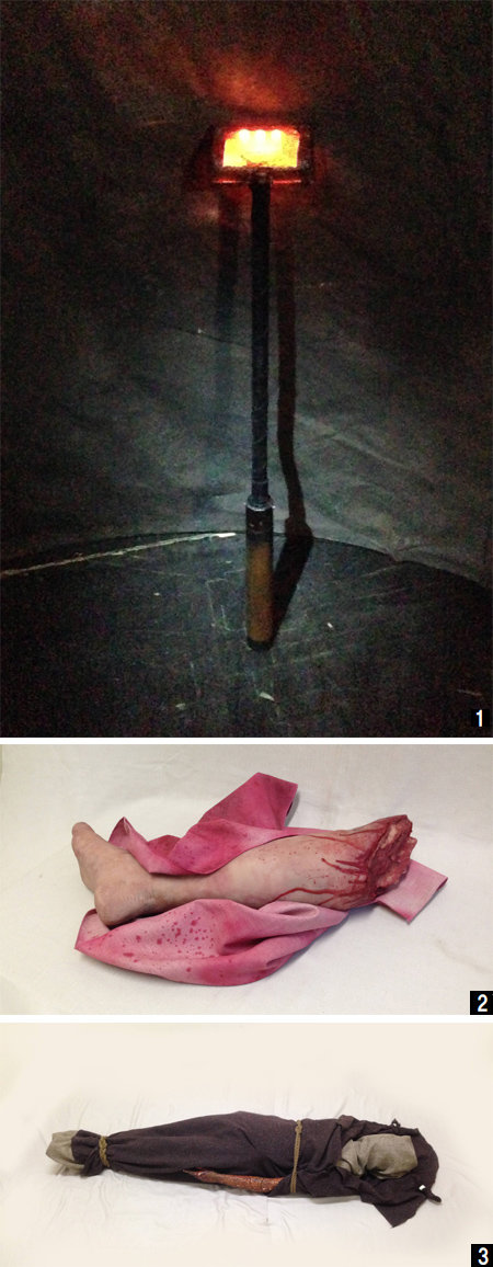 뮤지컬 ‘프랑켄슈타인’의 재미를 배가하는 소품들. ① 괴물의 가슴에 상처를 남기는 인두는 전구를 이용해 불빛을 내고, 전자담배를 사용해 하얀 연기를 발생시킨다. ②신체접합술의 달인 앙리가 적군의 잘린 다리를 손에 들고 뛸 때 사용되는 인체모형 소품. ③ 어린 빅터 프랑켄슈타인이 불에 탄 어머니의 시신을 끌고 이동할 때 사용되는 시신 소품. 충무아트홀 제공