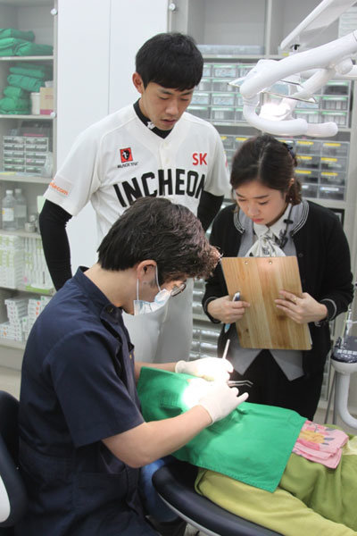 SK 와이번스가 인천 서구에 위치한 정플란트 치과의원을 방문해 ‘정(情)드림 프로그램’을 통해 무료 치과시술을 받게 된 환자분들을 격려했다. 사진제공｜SK 와이번스