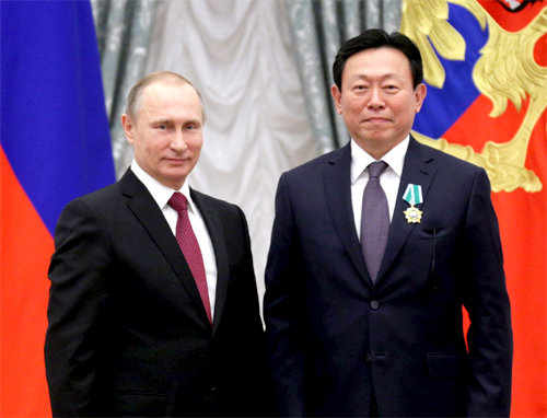 신동빈 롯데그룹 회장(오른쪽)과 블라디미르 푸틴 러시아 대통령. 롯데그룹 제공