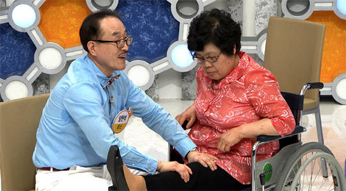 채널A ‘나는 몸신이다’에 출연해 ‘톡톡 건강법’을 선보이고 있는 임헌석 씨(왼쪽). 채널A TV 화면 캡처