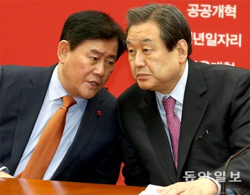 1일 국회에서 열린 예산 관련 긴급 당정회의에서 최경환 경제부총리(왼쪽)가 새누리당 김무성 대표에게 귓속말을 하고 있다. 둘은 2007년 한나라당 대선 후보 경선 당시 원조 친박이었지만 이제는 당의 주도권을 놓고 경쟁을 벌여야 할 상황에 처했다. 전영한 기자 scoopjyh@donga.com