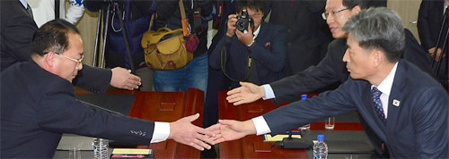 11일 개성공단에서 열린 1차 남북 차관급 당국회담에 앞서 남측 수석대표인 황부기 통일부 차관(오른쪽)이 북측 전종수 조국평화통일위원회 서기국 부국장과 악수를 하고 있다. 개성=사진공동취재단