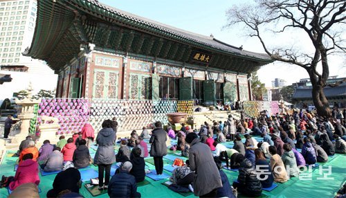 평온 되찾은 조계사… 동짓달 초하루 법회 서울 종로구 조계사에서 11일 동짓달 초하루 법회가 열리고 있다. 25일간 은신해 있던 한상균 민노총 위원장이 퇴거한 이후 조계사는 예전의 평온함을 되찾았다. 김재명 기자 base@donga.com