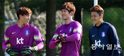 축구대표팀 훈련 도중 이야기를 나누고 있는 김승규, 이범영, 정성룡(왼쪽부터). 동아일보DB