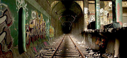 벽에 그려진 낙서같은 그림인 그라피티가 있는 미국 뉴욕의 버려진 지하철역. 뉴욕의 일부 ‘두더지 인간’은 생존에만 그치지 않고 예술활동도 한다. 메멘토 제공