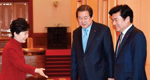 박근혜 대통령이 12월 7일 청와대에서 새누리당 김무성 대표와 원유철 원내대표(왼쪽부터)를 만나 인사를 나눈 뒤 자리를 권하고 있다. 청와대사진기자단