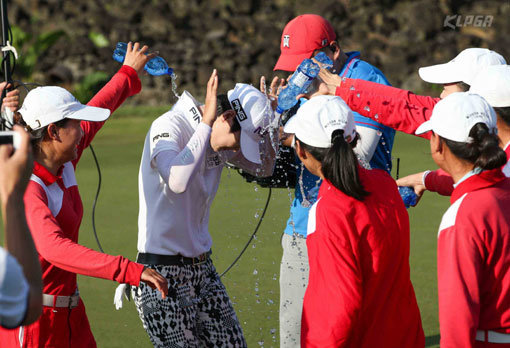 “우승 축하해!”13일 열린 현대차 중국여자오픈 최종라운드에서 박성현(왼쪽에서 두 번째)의 우승이 확정되는 순간, 동료들이 달려와 물세례를 하고 있다. 사진제공｜KLPGA