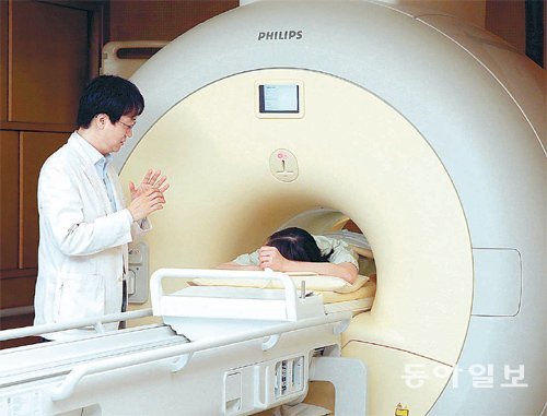 11일 김영선 삼성서울병원 영상의학과 교수(왼쪽)가 ‘MRI-하이푸’ 기기를 이용해 비수술적 요법으로 자궁근종을 치료하고 있다. 신원건 기자 laputa@donga.com