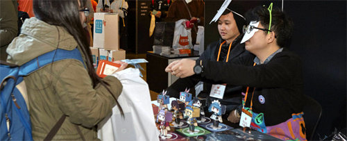 12일 서울 강남구 서초대로 넥슨아레나에서 열린 ‘넥슨 콘텐츠 축제(네코제)’에서 한 참여자가 넥슨 게임 지식재산권(IP)을 활용해 만들어진 잡화를 구경하고 있다. 넥슨 제공