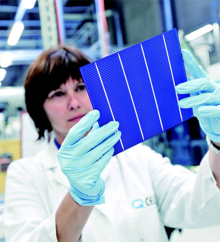 한화큐셀은 4월 미국 넥스트에라와 태양광 업계 사상 최대 규모인 1.5GW 모듈 공급 계약을 체결했다. 사진은 한화큐셀이 생산하는 모듈 모습. 한화큐셀 제공