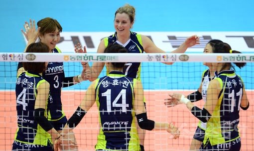 현대건설 선수들이 14일 수원체육관에서 열린 GS칼텍스와의 홈경기 도중 득점한 뒤 함께 기뻐하고 있다. 수원｜김진환 기자 kwangshin00@donga.com