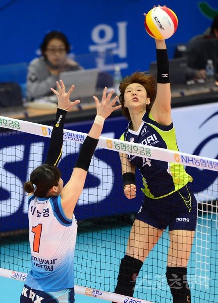 14일 수원실내체육관에서 ‘NH농협 2015-2016 V리그’ 여자부 현대건설과 GS칼텍스의 경기가 열렸다. 현대건설 황연주가 GS칼텍스 이소영의 블로킹을 피해 스파이크 공격을 하고 있다. 수원｜김진환 기자 kwangshin00@donga.com