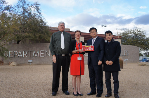 현대·기아차가 국내 최초로 미국 네바다 주에서 고속도로 자율주행 면허를 획득했다. 네바다 주 DMV(교통국) 소장 로빈 알렌더(왼쪽에서 2번째)와 현대·기아차 중앙연구소 임태원 상무(왼쪽에서 3번째)가 자율주행차량 면허 전달식 후 기념촬영을 하고 있다. 사진제공｜현대자동차