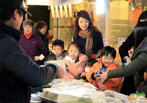 서울 도봉구 신창시장은 8월부터 서울시의 지원을 받아 ‘손님과 상인의 관계형성’ 프로젝트를 시행하고 있다. 이 프로젝트를 시행한 이후 시장에는 손님들의 발길이 크게 늘었다. 신창시장 제공