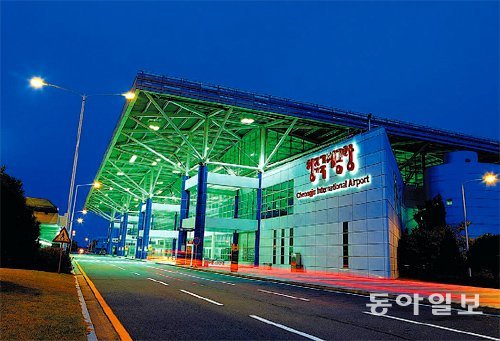 개항 18년 만에 연간 이용객이 200만 명을 넘어선 청주국제공항의 야경. 충북도는 청주공항 발전을 위해 운영기관 승격을 추진하고 있다. 동아일보DB