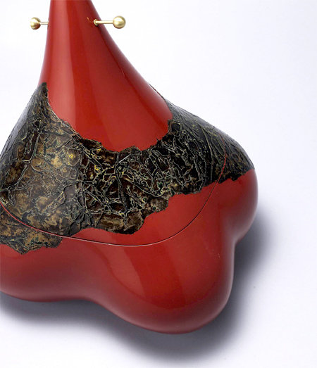 3차원(3D) 프린터로 제작한 윤상희 작가의 옻칠 그릇. 생동감 있는 형태의 금속재 그릇 표면에 옻칠을 더했다. 한국공예·디자인문화진흥원 제공