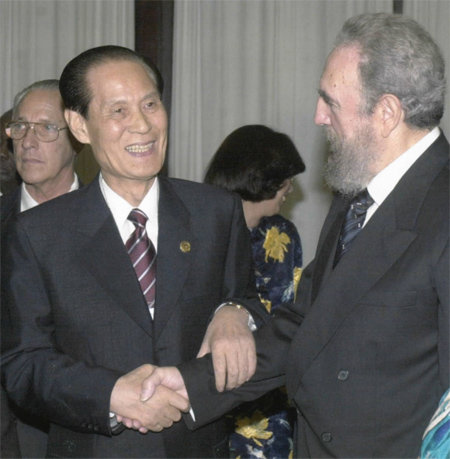 2001년 IPU총회에서 카스트로 쿠바 국가평의회 의장(오른쪽)과 악수하고 있는 이만섭 당시 국회의장.