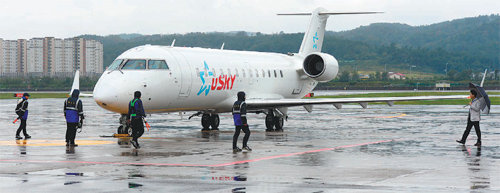 울산공항을 모(母)기지로 하는 유스카이항공이 내년 1월 울산-김포 노선 취항을 위해 시험 운항을 하고 있다. 사진은 울산공항에서 취항 준비 중인 50인승 유스카이항공 소속 여객기. 경상일보 제공