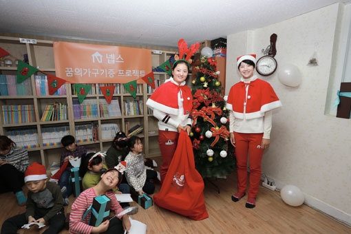 KLPGA투어의 차세대 여왕으로 떠오른 박성현이 산타로 변신했다. 15일 서울 영등포구 한울 지역아동센터를 찾은 박성현이 크리스마스를 앞두고 산타클로스 복장을 하고 아이들과 함께 즐거운 시간을 보내고 있다. 사진제공｜넵스