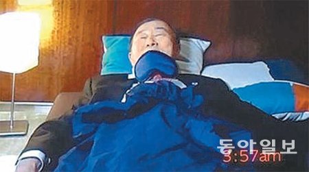 양복을 입은 채로 수면안대를 하고 잠들었다가 1시간여 만인 오전 3시 57분에 기상하는 반기문 유엔사무총장의 모습. 뉴욕=부형권 특파원 bookum90@donga.com