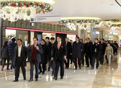 롯데자산개발 김창권 대표이사(정면 왼쪽에서 두번째)가 12월 15일 오후 건축, 설계, 인테리어, 디스플레이 등 협력사 대표 30여명과 함께 롯데월드 몰을 둘러보고있다.