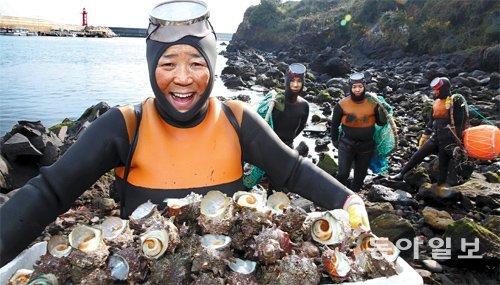 제주 위미항의 해녀들은 활소라의 산란기가 끝나는 10월이면 아침 일찍부터 잠수복을 입고 허리에 5kg의 무거운 납덩이를 두르고 
조업에 나선다. 이렇게 50여 년을 바다에서 보낸 해녀들이 직접 캐 온 활소라는 이마트를 통해 싱싱하게 가정의 식탁에 
올라간다.이마트와 거래하기 전, 제주 활소라는 전량 일본으로 수출됐었다.