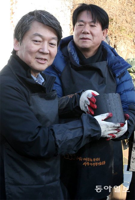 지역구서 연탄배달 봉사 새정치민주연합을 탈당한 안철수 의원(왼쪽)이 16일 지역구인 서울 노원구 상계동에서 연탄 배달 봉사를 하고 있다. 신원건 기자 laputa@donga.com