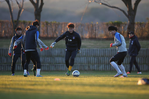 올림픽축구대표팀 선수들이 17일 울산 강동구장에서 2차 전지훈련 첫 날 훈련을 소화하고 있다. 올림픽대표팀은 내년 1월 카타르 도하에서 2016리우데자네이루올림픽 아시아 최종예선을 겸해 열릴 아시아축구연맹(AFC) 23세 이하(U-23) 챔피언십을 준비 중이다. 사진제공｜대한축구협회