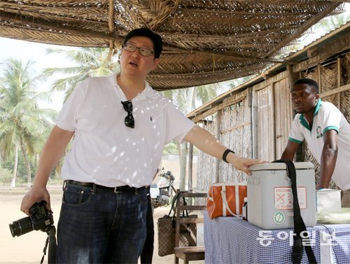 9일(현지시간) 아프리카 가나 볼타 주 남케투 시의 한 보건소에서 이훈상 공적개발원조(ODA) 전문가가 응급의료장비 사용법 등을 설명하고 있다.
남케투=홍진환 기자 jean@donga.com