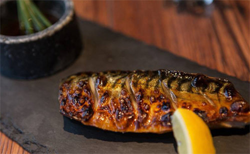 뉴욕 맨해튼의 한식당 ‘오이지’의 ‘솔잎 고등어’ 요리. 패션위크데일리