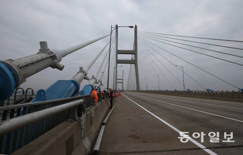 한국도로공사가 서해대교 케이블 교체 작업을 마치고 19일 0시부터 통행을 재개한다고 밝힌 가운데 18일 오후 충남 당진시 서해대교에서 케이블 
교체 작업을 마치고 마무리 작업을 하고 있다. 박영대 기자 sannae@donga.com