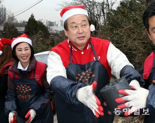 18일 김무성 새누리당 대표가 서울 관악구 삼성동에서 산타 복장을 하고 외국인 유학생들과 연탄배달 봉사에서 연탄을 나르고 있다. 김경제 기자 kjk5873@donga.com
